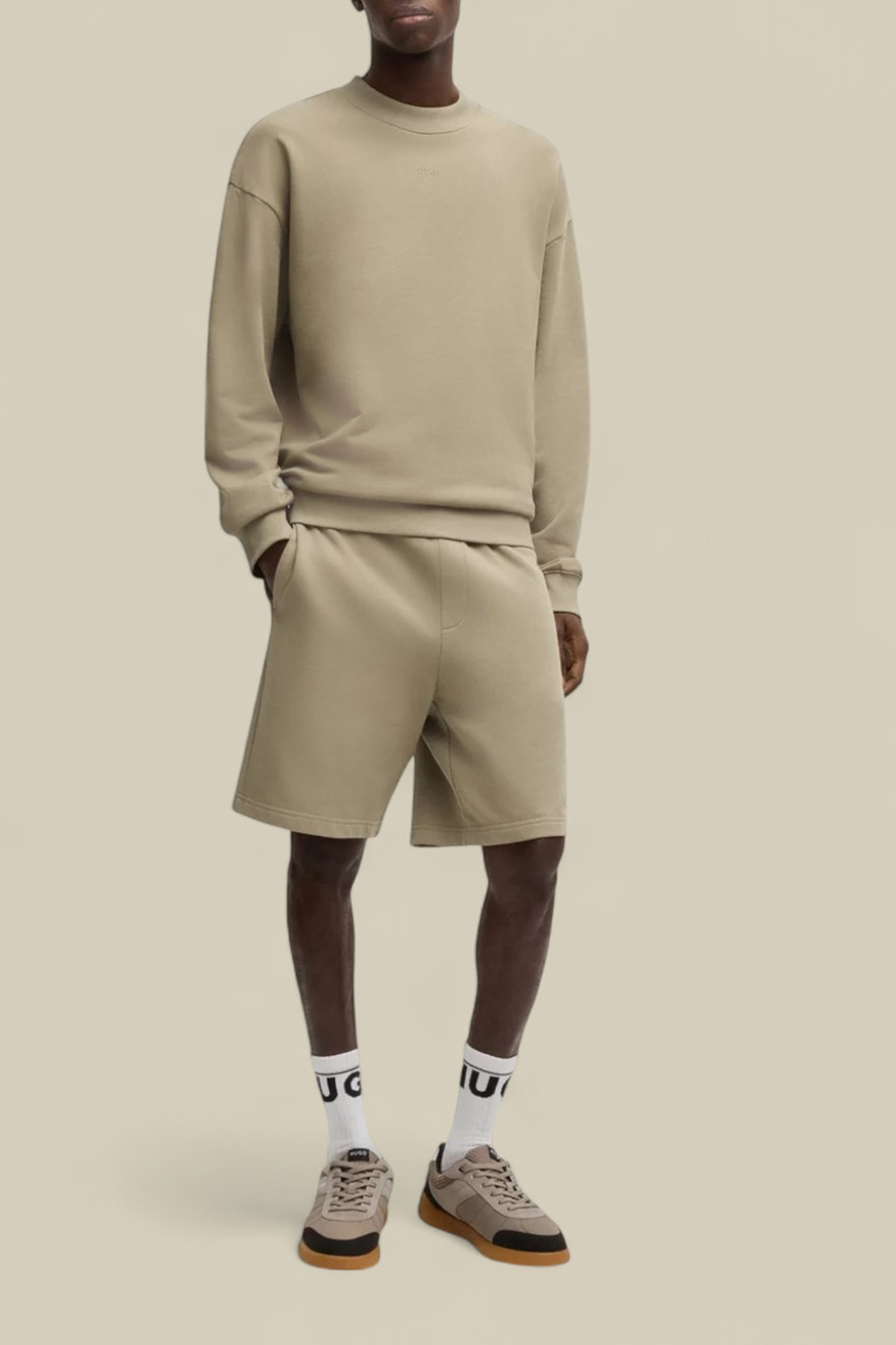 תמונת כל הלוק של מכנסיים קצרים